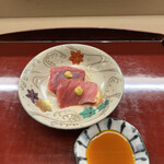 赤坂 菊乃井 - 昼懐石１５７３０円。本鮪。長崎産の本鮪は、脂と旨味のバランスが良かったです。黄身醤油に負けない力強さで、相乗効果を発揮しています（╹◡╹）（╹◡╹）
