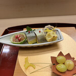 Akasaka Kikunoi - 昼懐石１５７３０円。八寸。鯖寿司、海老香酒漬けなど。鯖、海老、鱧はもちろん、手前の銀杏まで良いお味で、とーっても美味しくいただきました（╹◡╹）（╹◡╹）