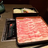 しゃぶ禅 四谷店 - 山形豚バラのしゃぶしゃぶ肉と、野菜の盛り合わせその１です。