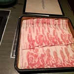 しゃぶ禅 - 山形豚バラのしゃぶしゃぶ肉・２皿目のその１です。１皿目よりグレードが上がって見えます。