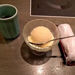 しゃぶ禅 - 食後のバニラアイスクリームと、ほうじ茶です。