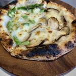 poca enboca - 椎茸とアスパラのハーフ＆ハーフのピザ