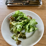 ジーニャ - サラダが最初に配膳、あっという間にペロリ
