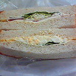デンマーク - イギリスパンのサンドイッチ（野菜、ハム）（玉子）