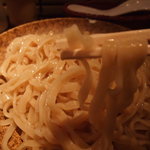喜神 - スープの絡む平打ち麺