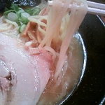 Tonkotsuyoushuramentakumaru - 麺は細めです