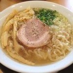 絢 - 調布市入間町「麺処 絢」にて塩ラーメン！
            
            今日は連休からか、あれよあれよと大行列！
            子供にもお年寄りにも食べやすく、入りやすい雰囲気なのが受けているようです！