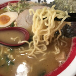 Shinshin dou - 細めの縮れ麺。太麺も選べるといいなぁ