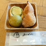 SORAIRO KITCHEN - 左奥から時計まわりでズッキーニパン、レモンパン塩パン、抹茶パン、新しいおしぼりを頂いたらメッセージ付きでした(^^)