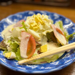 Yakitori Hoshinoie - ◯シーザーサラダ¥550…ベーコンやクルトンは無し。野菜にゆで卵、シーザーサラダドレッシング、の普通のサラダ。