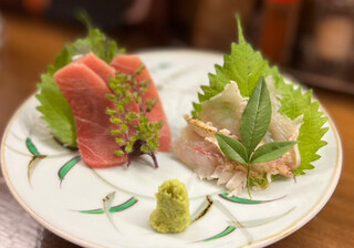 Yakitori Hoshinoie - ◯高級魚少量盛り合わせ／ノドグロ刺しと本マグロ刺¥990…少量盛り合わせ3切れずつでした。本マグロはシャリシャリ(冷凍)…(￣▽￣;)ノドグロは炙ってあるけれど…薄い…薄すぎる…。これで¥990は…