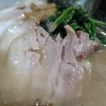 横浜ラーメン 味濱家 - このハッピーチャーシュー、とろけます( ；∀；)