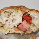 下田流 - ・「くるみベーコンオリーブチーズトマトベーグル(¥400)」の断面。