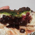 下田流 - ・「ベリーチョコガナッシュフランボワーズピスタチオザマンドベーグル(¥500)」の断面。