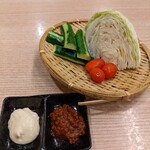 元祖唐揚げ三平 - 季節のザル野菜