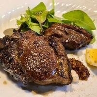 La Brianza - ⑩炭火焼き仔羊(北海道産)のTボーンステーキ、タスマニアマスタード、檸檬
                    赤身だけど肉汁が溢れる仔羊のステーキ。
                    旨みもたっぷりだが満腹には重いなぁ。