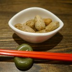 台湾茶藝館 月和茶 - 茹落花生 （お通し 300円）