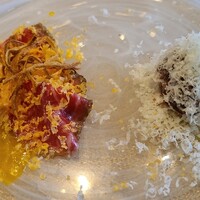 La Brianza - ④和牛生ハム、削りミモレットチーズ掛け、牛蒡チップス載せ、炭火炙り似鯨【レア】(北海道産)、削りマジャクリチーズ(岡山県産、吉田牧場)
                    似鯨の肉質は軟らかく臭みゼロ、牛肉より優しい旨み
