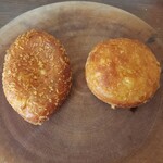 広島カレーパン研究所 - こだわりのビーフカレー(右)、淡路玉ねぎカレー(左)