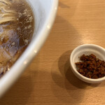 麺屋 木ノ下 - 醤油スープには、辛味キノコが添えられます