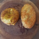 広島カレーパン研究所 - モッツァレラチーズカレー(左)、粗挽きキーマカレー(右)