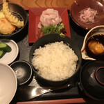 Matsuyama Taimeshi Akiyoshi - 友人の宇和島鯛めし。お出汁と卵を混ぜてお刺身を投入！ご飯に乗せて頂く。