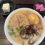 もつ煮 王里 - 豚もつ煮ラーメン　箸休めは冷奴と桜大根