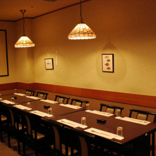 Perfect for gatherings of up to 32 people! Western-style booth seats