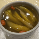 一楽 - 松茸とふかひれ入り蒸しスープ1650円、体が暖まる滋味深い味わい