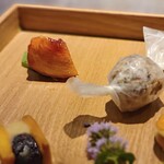 シュヴァル・ドゥ・ヒョータン - いすみ市産の柿は赤ワインとスパイスで炊いたもの。