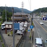 うなぎ亭 友栄 - 歩道橋より