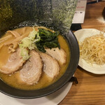 Yokohama Ramen Ouka - 味噌ラーメン  チャーシューとネギをつけた