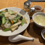 神楽坂 龍公亭 - 海鮮焼きそば　1700円。スープ、ザーサイ、お茶つき。