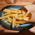 居酒屋 ヨーテル - オーソドックスにポテトフライ（600円）。トリュフフレーバーでした。