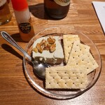居酒屋 ヨーテル - ブルーチーズ豆腐（450円）。クラッカーも添えており、つまみにも最高！！