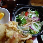 食処 鶴天 - サラダ､お新香､フルーツ