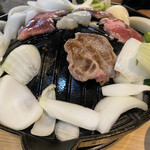 Ramu To Yakiniku No Abechan - ジンギスカン鍋で焼く