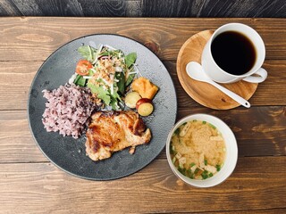 h FIRST TABLE - 国産若鶏のソテーのワンプレート