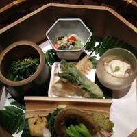 燈々庵 - ②前菜 春燈花下杉板八角若菜籠 各種盛りこみ