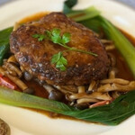 Resutoran Terumini - つなぎなし、牛肉100%と思われる少し硬めの肉肉しいハンバーグ。ぶなしめじ入りのソースは、優しい味わい♪