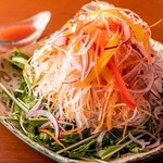 水菜和白萝卜的缤纷沙拉 (梅子调味汁)