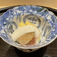 西麻布野口 - 柿 無花果 大黒しめじ あん肝 白和え
                    色々な甘みが楽しめる白和え、大黒しめじがプリッと食感が良いですね！