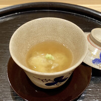 西麻布野口 - 徳島産白甘鯛 飯蒸し
                    飯蒸しを最初にいただくとお腹が落ち着いて良いですね。
                    旬の白甘鯛がふわりとほぐれます。
                    茨城産の栗がほっこりと、ほんのりとした甘味が秋の演出となっています♪
