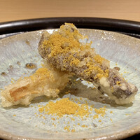 西麻布野口 - 天然の香茸と舞茸の天ぷら 唐墨
                    黒い茸が香茸、その名の通り香りは松茸をも凌ぐ程良い香りです。
                    独特な灰汁も感じないので下処理をきっちりやられているのでしょう。
                    舞茸は皆様想像通りにとても美味しいです♪