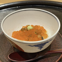 西麻布野口 - いくら 飯蒸し 
                      スタートに飯蒸しをいただきましたが、ここでも餅米を使った飯蒸しと来ました。
                      ご飯ものが大好きですから嬉しいです♪
                      全体に淡い味わい、海苔の主張も弱めでバランスが良いと思います。