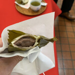 長命寺 桜もち - 葉っぱごと食べると、美味しいこし餡が登場