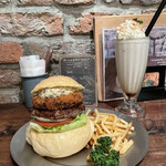 ウェイキー ウェイキー - 【10月のMonthly Burger】
      『いぶりがっこタルタルバーガー¥1,550』
      『フレンチフライ￥100』
      『メープルナッツシェイク¥650』