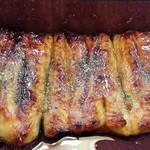 うなぎ金箱 - 山椒をかけて