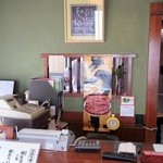 うなぎ金箱 - 奥の厨房でご主人が調理中　いい香りが