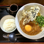 練り込みうどん「権」 - 奥の徳利に熱々の出汁が入ってます。